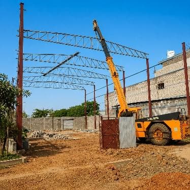 Steel structure erection with crane